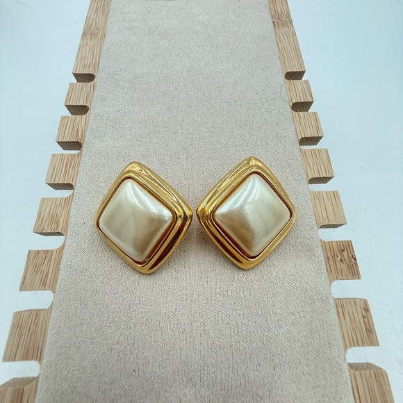 Vintage 90’s Liz Claiborne Earrings Gold Tone Faux Pearl Signed - Picture 1 of 5